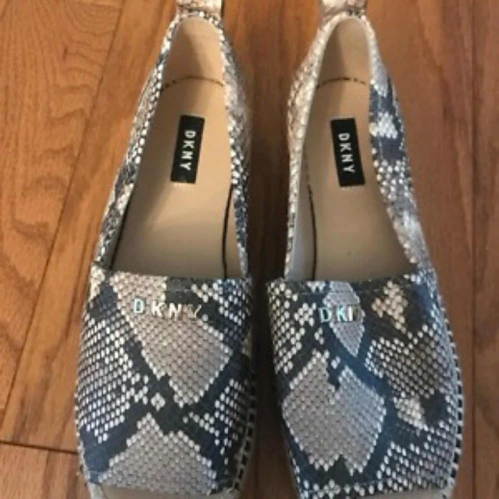DKNY 9 Cream and gratis green Espadrilles open tie